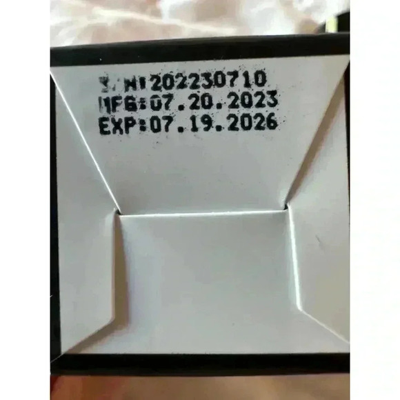 Glowiest Dream Glow Camellia Essence Mist 35 ml / 1.18 fl oz - Picture 4 of 6